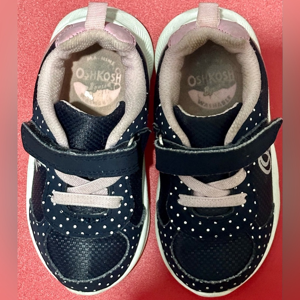 OshKosh B’gosh Navy Blue Tennis Shoes Girls size 6. Barely Worn!